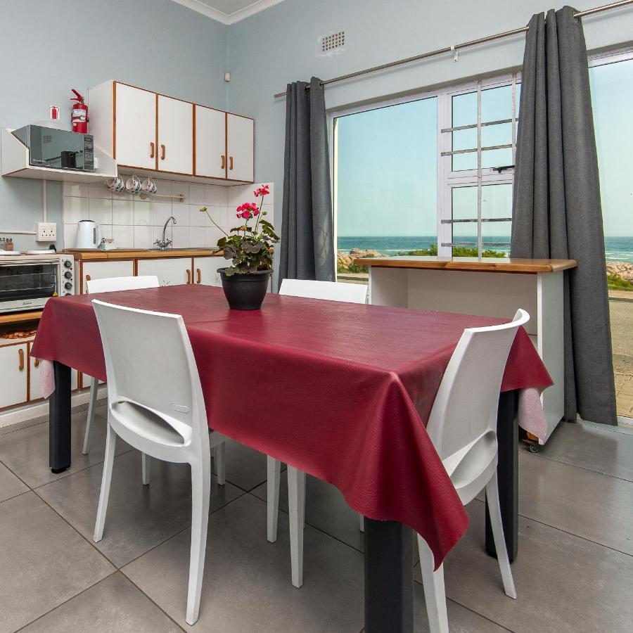 Albatross Accommodation แลมเบิร์ตส์เบย์ ภายนอก รูปภาพ