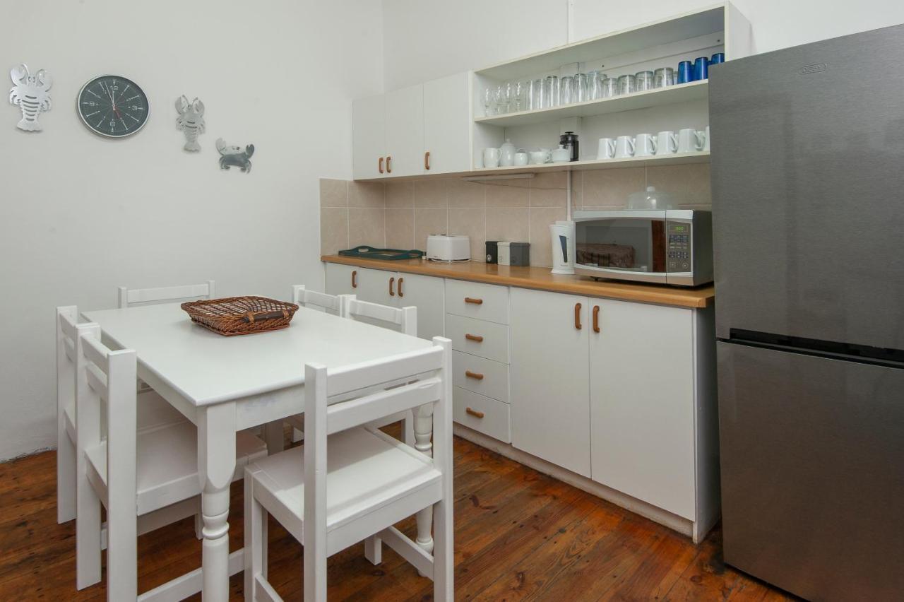 Albatross Accommodation แลมเบิร์ตส์เบย์ ภายนอก รูปภาพ