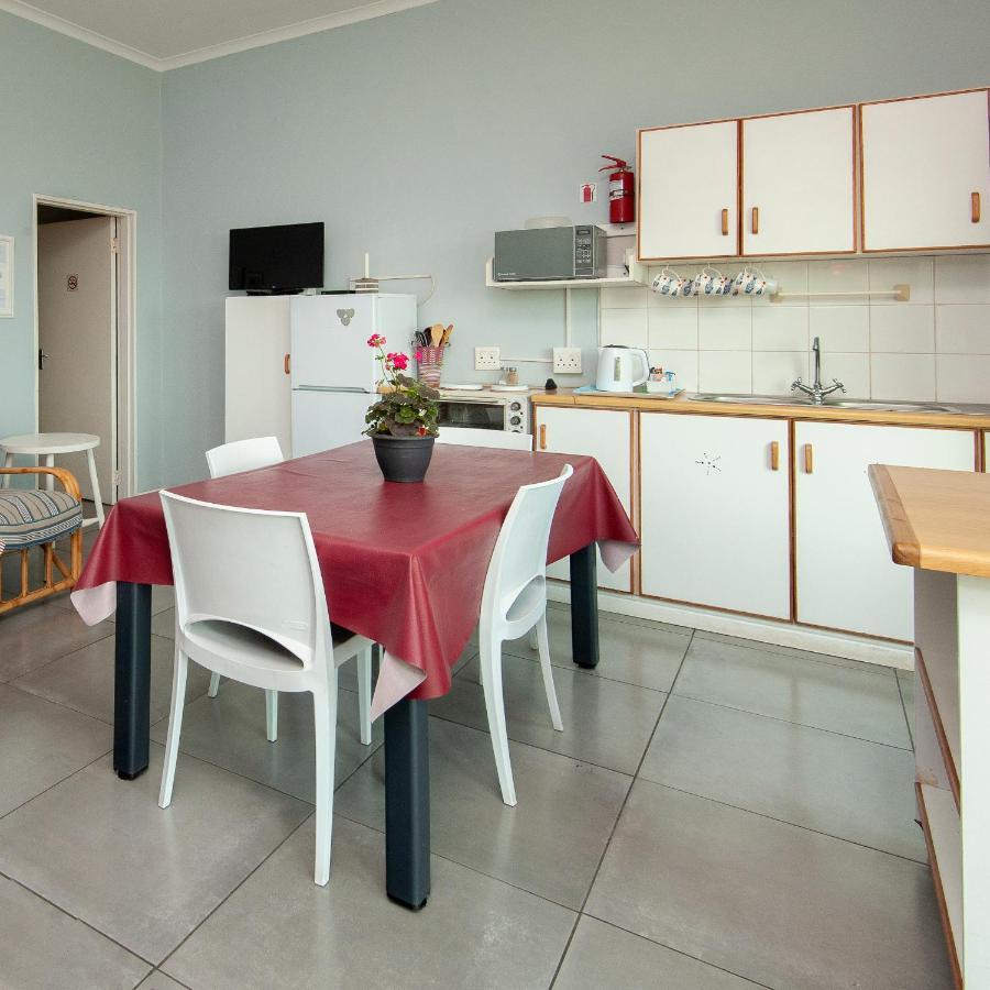 Albatross Accommodation แลมเบิร์ตส์เบย์ ภายนอก รูปภาพ